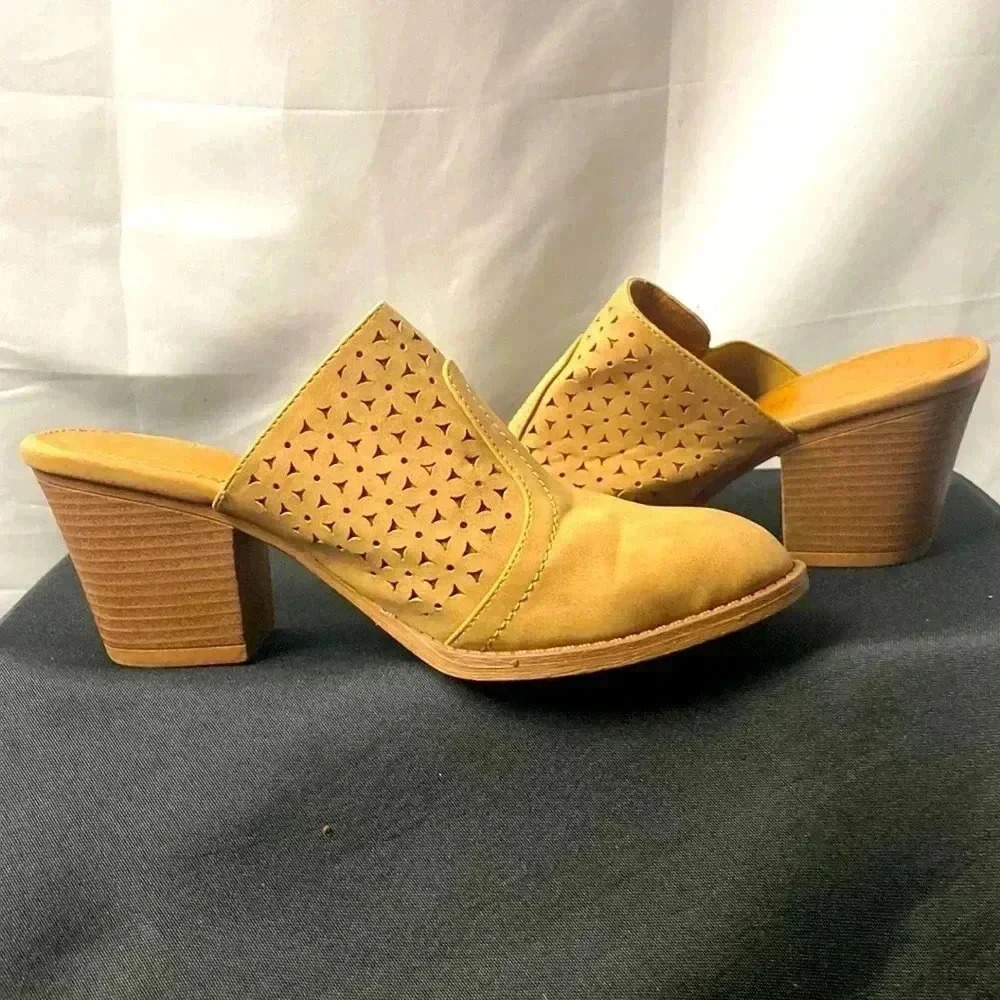 DEPT 222 WO SIZE 8 TAN SUEDE LIKE HEELED SLIP ON MULE SHOE APPROX 3” HEEL